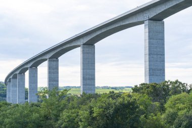 Yaz güneşinde Macaristan 'da Balaton Gölü' nün yanındaki Koroshegy Vadisi köprüsü.
