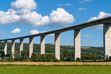 Yaz güneşinde Macaristan 'da Balaton Gölü' nün yanındaki Koroshegy Vadisi köprüsü.