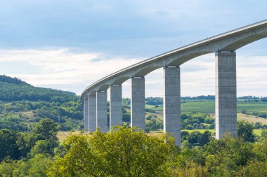 Yaz güneşinde Macaristan 'da Balaton Gölü' nün yanındaki Koroshegy Vadisi köprüsü.