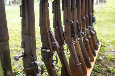 Birinci ve İkinci Dünya Savaşı tüfekleri hazır.