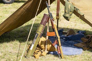 Kalaşnikof saldırı tüfeği ve RPG-22 Anti-Tank roketatarlı Sovyet askeri kampı