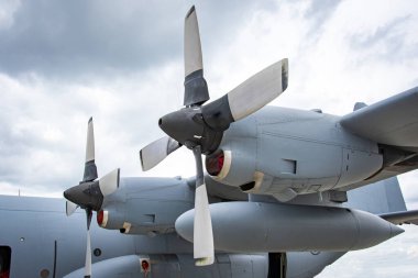 Askeri nakliye uçağı motorları ve pervaneleri