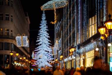 Geceleyin kalabalık bir Budapeşte alışveriş sokağında Noel ışıkları 