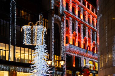 Geceleyin kalabalık bir Budapeşte alışveriş sokağında Noel ışıkları 