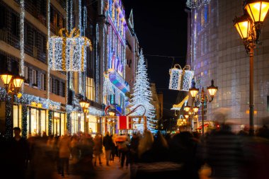 Geceleyin kalabalık bir Budapeşte alışveriş sokağında Noel ışıkları 
