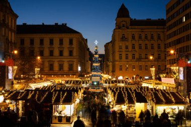 Budapeşte 'deki Aziz Stephen Bazilikası' nın (Szent Istvn Bazilikası) önünde renkli ışıklı Noel panayırı
