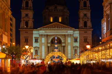Aziz Stephen Bazilikası 'nın (Szent Istvn Bazilikası) önündeki meydanda renkli ışıklarla Noel Advent Fuarı).