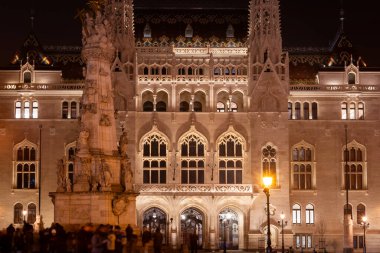 Budapeşte 'deki Macar İçişleri Bakanlığı' nın aydınlatılmış Gotik cephesi.