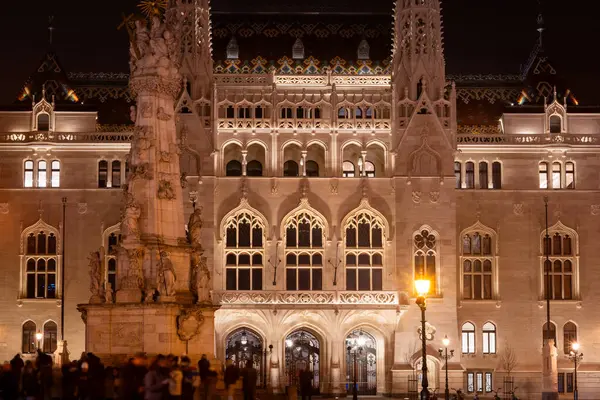 Budapeşte 'deki Macar İçişleri Bakanlığı' nın aydınlatılmış Gotik cephesi.