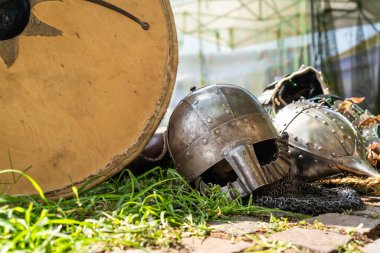 Ortaçağ zincirli Norman tarzı miğferler