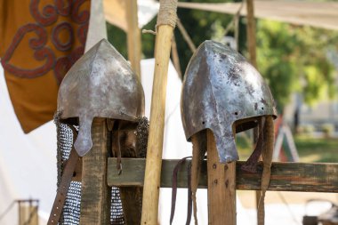 Ortaçağ zincirli Norman tarzı miğferler