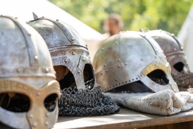 Ortaçağ zincirli Norman tarzı miğferler