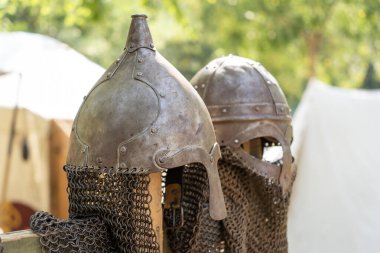 Ortaçağ zincirli Norman tarzı miğferler