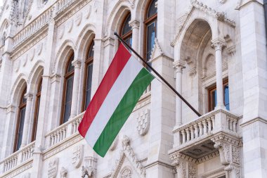 Macar parlamentosu Parlamentosu 'nun neo-gotik binasının balkonu Macar ulusal renkleriyle süslenmiş.