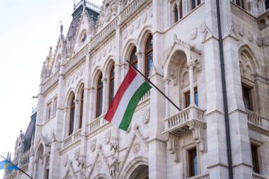 Macar parlamentosu Parlamentosu 'nun neo-gotik binasının balkonu Macar ulusal renkleriyle süslenmiş.