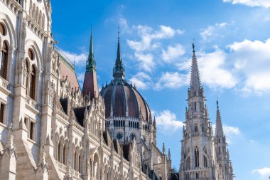 Macar parlamentosunun ana kubbesi ve belirgin neo-gotik kuleleri, Parlamento