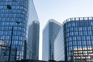 Viyana şehir merkezindeki modern cam ofis kuleleri