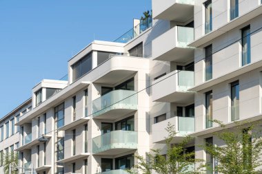 Viyana 'da balkonları olan modern yeni inşaat beyaz konut binaları