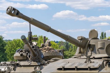 Rus 2S1 motorlu howitzer açık alanda takip edilen şasi üzerinde