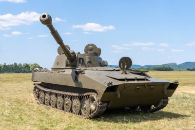 Rus 2S1 motorlu howitzer açık alanda takip edilen şasi üzerinde