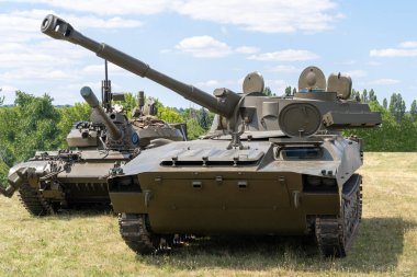 Rus 2S1 motorlu howitzer açık alanda takip edilen şasi üzerinde