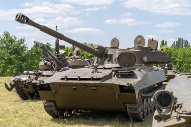 Rus 2S1 motorlu howitzer açık alanda takip edilen şasi üzerinde