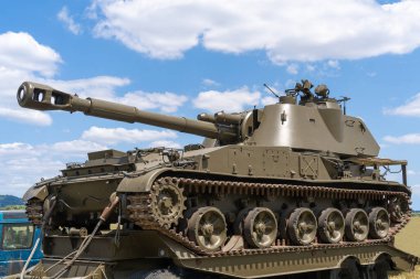 Rusça 2S3 itişli howitzer açık alanda takip edilen şasiye.