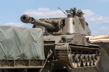 Rusça 2S3 itişli howitzer açık alanda takip edilen şasiye.