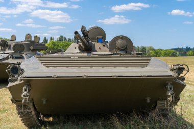 Eski Rus BMP-1 zırhlı piyade savaş aracı top ve füze fırlatıcısı ile