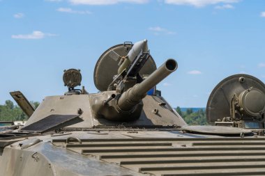 Eski Rus BMP-1 zırhlı piyade savaş aracı top ve füze fırlatıcısı ile