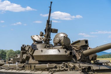 Rus T-72 tank tareti uçaksavar tüfeği ve sis bombası fırlatıcısıyla donatılmış.