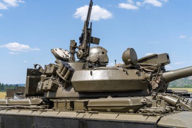 Rus T-72 tank tareti uçaksavar tüfeği ve sis bombası fırlatıcısıyla donatılmış.