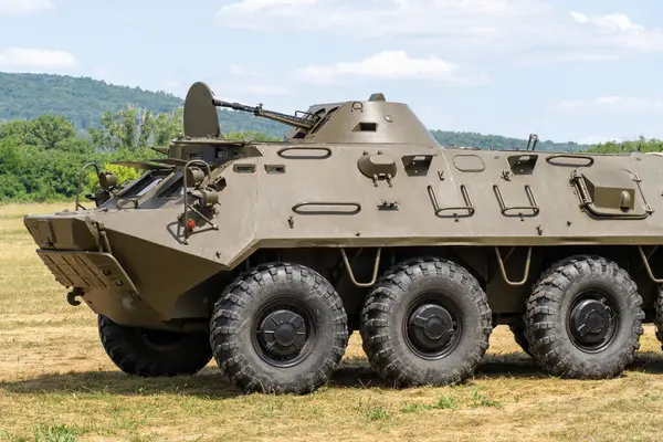 Yeşil kamuflajlı bir Rus BTR-80 zırhlı personel taşıyıcısı.