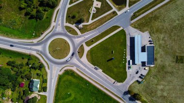Yakındaki Binalar ve Yollarla Kavşağın Havadan Görünümü
