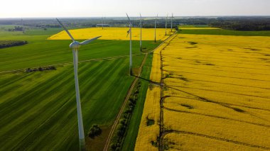 Kırsal bölgedeki Yeşil ve Sarı Alanlar Arasında Rüzgar Türbinleri