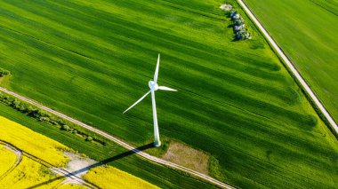 Yeşil Tarımsal Arazide Bir Rüzgâr Türbininin Hava Görüntüsü