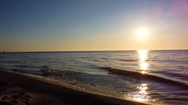 Sakin Okyanusta Altın Gün Batımı Huzurlu Sahilde Dalgalar