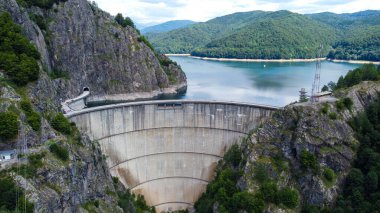 Dağ Sıraları Arasındaki Büyük Beton Barajı Büyük Baraj Gölünü Tutuyor