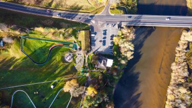 Riverside Parkı, Yollar ve Etkinlik Alanının Üzerinde Güneşli Sonbahar Günü