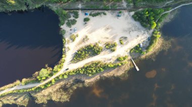 Kumandalı Sandy Yarımadası Etrafı Sakin Karanlık Suyla çevrili Drone 'dan görüldü