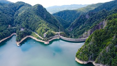 Orman Tepeleri ve Sakin Mavi Sularla çevrili Büyük Beton Barajı