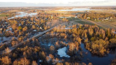 Uzak Köy 'ün Su Altındaki Kırsal Bölgesinin Altın Saati Görüntüsü
