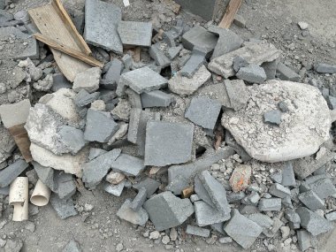 İnşaat alanında bir moloz yığını oluşturan kırık beton tuğla yığını.