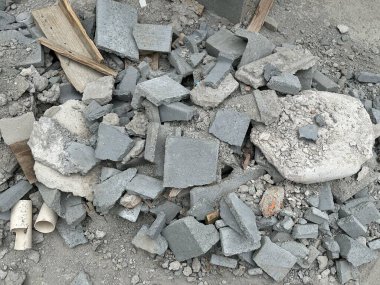 İnşaat alanında bir moloz yığını oluşturan kırık beton tuğla yığını.
