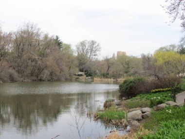 Etrafı kayalarla ve ağaçlarla çevrili.