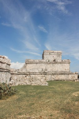Tulum, Quintana Roo, Meksika 'da çekilen taş yapılar gökyüzündeki bir tapınağa benzeyecek şekilde düzenlenmiştir. Bu taş binalar Maya uygarlığının geride bıraktığı antik kalıntıların bir parçası.