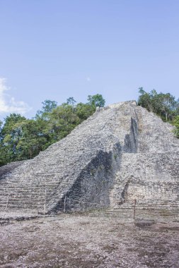 Tulum, Quintana Roo, Meksika 'da eski bir taş tapınak antik uygarlığın geride bıraktığı Maya harabelerinin en önemli parçasıdır. Mimaride, büyük olasılıkla dini bir törenin parçası olarak kullanılan tepeye doğru uzun adımlar serisi yer alıyor..