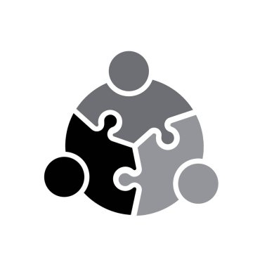 Üç kişi bulmaca şeklinde konuşma baloncuğuyla konuşuyor..