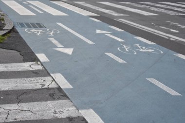 İtalya 'da Avrupa' da mavi bir bisiklet yolunda bisiklet tabelası