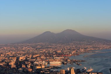 Napoli, İtalya. Napoli (Napoli) şehrinin ünlü Vesuvius Dağı 'nın arka planında gün batımında altın akşam ışığında Campania, İtalya' nın. 